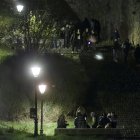 Jóvenes de botellón junto a las escaleras de San Esteban.