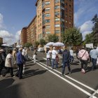 Imagen de peatones cruzando por el tramo de la calle Vitoria entre los números 123 y 125.