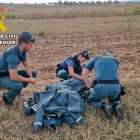 Los agentes atienden a la anciana que llevaba desaparecida varias horas.