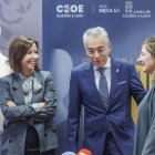 De izquierda a derecha: María Petit (directora general de Comercio), Roberto Sáiz (Delegado Junta de Castilla y León) y Teresa Cetulio (Secretaria General CEOE Castilla y León).