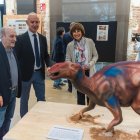 Jordi Rovira y el vicerrector de investigación, José Miguel García Pérez, y la alcaldesa de Salas, Ada Marcos, frente a la reproducción de Iguanodón.