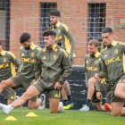 Curro Vázquez realizando estiramientos en el entrenamiento del miércoles en Castañares en el que acabó lesionado.