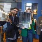 Mar Sancho observa junto a Ayerbe (derecha) y Esquivias páginas del nuevo número de la revista Mirlo, impresa en papel vegetal semitransparente, que homenajea a Londres.