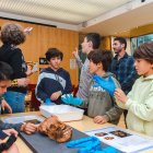 Los más pequeños, guantes en mano, se han convertido en investigadores por un día.