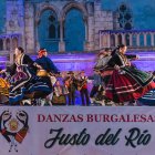 El público llenó la plaza del Rey San Fernando para disfrutar del festival de la agrupacion Justo del Río en su 55 aniversario.