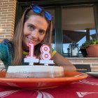 Jimena Bañuelos, con una tarta y velas, cuando cumplió 18 años por segunda vez.