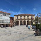 Imagen de la plaza de Espinosa de los Monteros, con el Ayuntamiento al fondo.