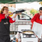 Los participantes se afanan en sus puestos para preparar ricas suguerencias.