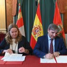 El consejero de Movilidad y Transformación Digital, José Luis Sanz Merino, y la alcaldesa de Burgos, Cristina Ayala, firman el protocolo de transporte metropolitano de Burgos