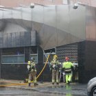 Los bomberos de Burgos en plena intervención en la calle Soria, en el edificio de la Big Bolera.