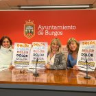 La concejal Mila del Campo con la presidenta de Afibur, Laura Pascual, y la trabajadora social, Vanesa Bustamante, presentan la campaña de sensibilización sobre fibromialgia.