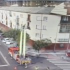 Bomberos actuando en el edificio.