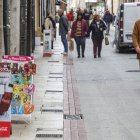 Una céntrica calle de la capital con publicidad de comercios en la vía pública.