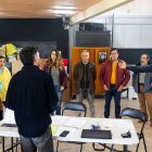El director de casting de 'Sacamantecas', Aitor Blanco (derecha), junto a un grupo de aspirantes a formar parte de la figuración del filme.