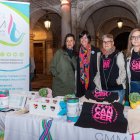 Voluntarias de la Asociación Española de Cáncer de Mama Metastásico (AECMM) en la Plaza Mayor.