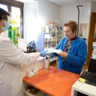 Una usuaria recoge la medicación semanal en la farmacia rural de Valdeavellano de Tera (Soria).