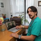 El cannabis como medicina para paliar enfermedades crónicas, en la imagen el doctor Javier Calaveras, que ha investigado sobre el uso medicinal de esta planta.