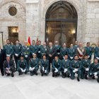 Foto de familia de los condecorados en la festividad de la Virgen del Pilar, patrona de la Guardia Civil.