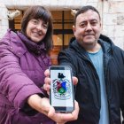 Beatriz y Javier en la Casa del Cordón donde quedan la huella de Juana, la protagonista de su último pódcast.