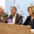 El coronel Francisco Ramírez, Santiago Bello y Mª Cristina Rodríguez, durante la presentación de las jornadas.