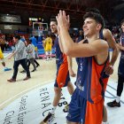 Jaume Lobo celebra con el público la victoria ante Estudiantes.