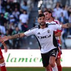 Lisandro López celebra el gol marcado al Granada.