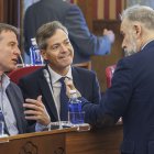 Jose Antonio López charla con Borja Suárez y César Barriada durante un pleno municipal.