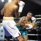 Yazid Ezzaidani, con calzón verde, se posiciona ante su oponente en un combate anterior.