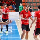 El entrenador y jugadores del UBU San Pablo Burgos celebran la victoria del pasado fin de semana.