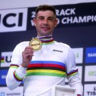 Sebastián Mora, con su medalla de oro y su maillot arcoíris.