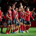 Los jugadores del CD Mirandés celebran el triunfo.