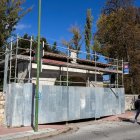 Puerta de acceso al Parral, tapada por las obras en el interior.