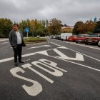 Juan Manuel Manso, concejal de Infraestructuras, en la calle del Carmen, donde se ha renovado el asfalto y las marcas viales.