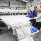 La consejera de Industria, Comercio y Empleo, Leticia García, durante su visita a las instalaciones de la empresa de inserción Ceislabur, dedicada a la lavandería industrial