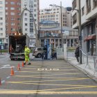 Los operarios de la empresa de señalización, pintando esta mañana la zona de carga y descarga de la parada de autobús de la avenida de la Paz.