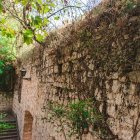 Estado de la cara interior de la muralla en la Puerta de Judería, clausurada desde hace un mes