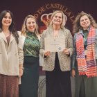 Representantes del colegio Fernando de Rojas recogen el premio.