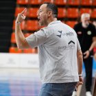 Roi Sänchez da instrucciones desde la banda durante el partido contra el Málaga en El Plantío.