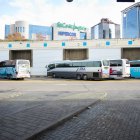 Archivo - Varios autobuses en la estación de autobuses de Méndez Álvaro, a 30 de diciembre de 2022, en Madrid.