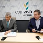 Firma del convenio entre el presidente de CajaViva Caja Rural, Jesús María Hontoria, y el secretario de la Fundación Centro Ocupación Lerma, Francisco Caro.