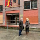 El concejal José Antonio López con Cristina Fernández, técnico de Movilidad, frente a la entrada del edificio de Relaciones Laborales, en Barrio Gimeno.