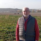 José Luis posa en una plantación de remolacha de la cooperativa