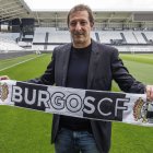 Luis Miguel Ramis posa con la bufanda del Burgos CF en El Plantío.