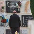 Recuerdos y flores llenan el camposanto que vivió una jornada de sol.