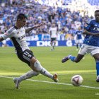 Sancris lanza un centro durante el partido contra el Oviedo.