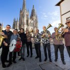 Fanfare Ciocarlia, con la Catedral de Burgos al fondo disfrutando de su música.