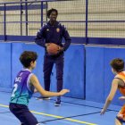 Abdou Thiam participando en el entrenamiento del Infantil B.