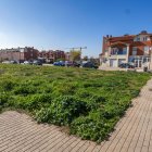 La parcela de equipamiento social está ubicada entre las calles Carmelo Bernaola y Marqués de Lorca.