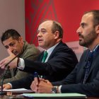 El portavoz de Vox, Fernando Martínez-Acitores, compareció junto a los concejales Raúl Martínez e Ignacio Peña para valorar el borrador del presupuesto de 2025,