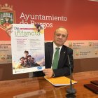 El vicealcalde y concejal de Familia, Infancia, Juventud y Mayores, Fernando Martínez Acitores, sostiene el cartel con las actividades.